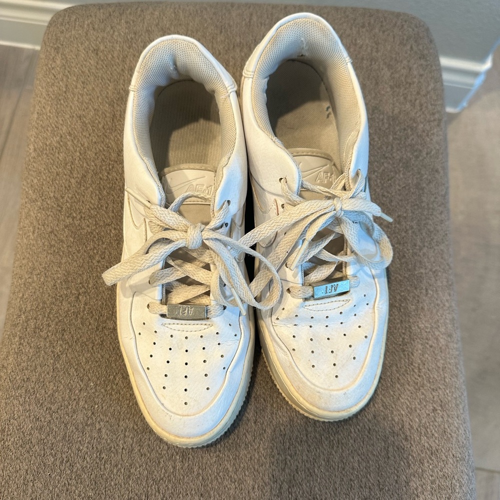 NIKE AIR FORCE 1 WOMEN SIZE 8